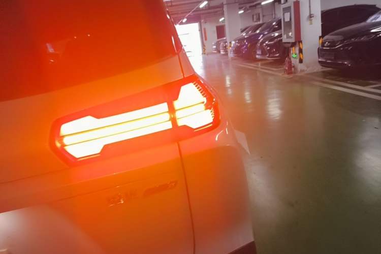 Used Wuling Xingguang 560 New Energy 2026 Model, Plug-in Hybrid, 125 km, Luxury Version Right Rear Taillight