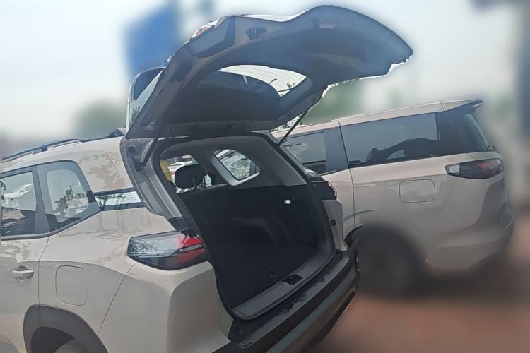 Used Wuling Xingguang 560 New Energy 2026 Model, Plug-in Hybrid, 125 km, Luxury Version Trunk