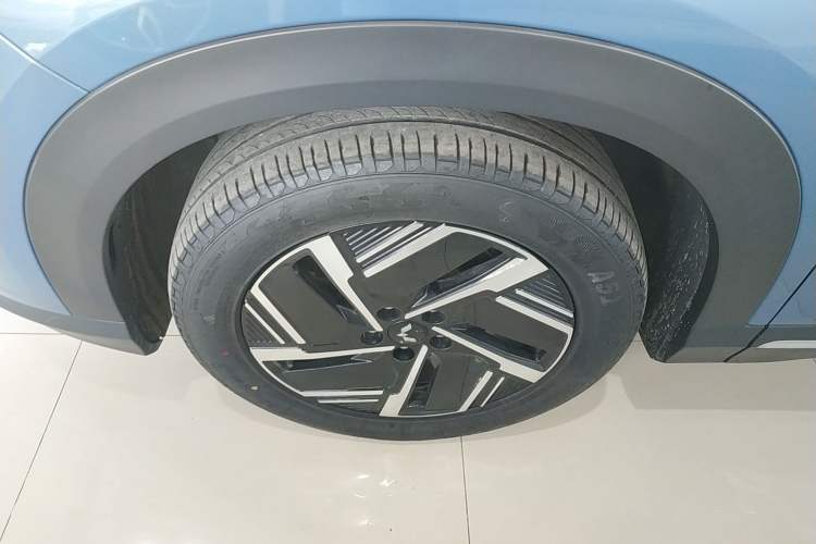 Used Wuling Xingguang S 2024 130 km Flagship Version Left Front Wheel Hub