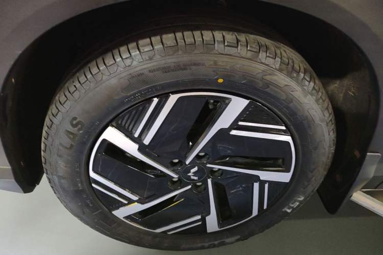 Used Wuling Xingguang S 2024 130 km Flagship Version Left Front Wheel Hub