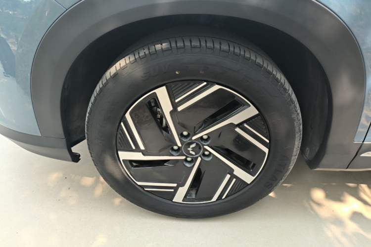 Used Wuling Xingguang S 2024 130 km Flagship Version Left Front Wheel Hub