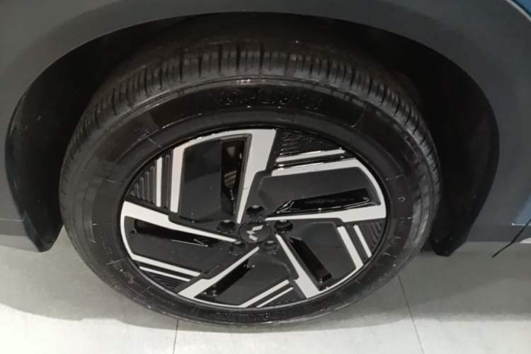 Used Wuling Xingguang S 2024 130 km Flagship Version Left Front Wheel Hub