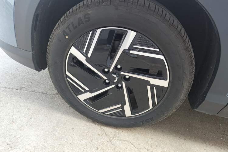 Used Wuling Xingguang S 2024 130 km Flagship Version Left Front Wheel Hub