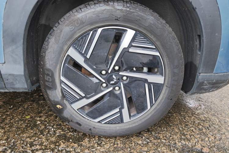 Used Wuling Xingguang S 2024 130 km Flagship Version Right Front Wheel Hub