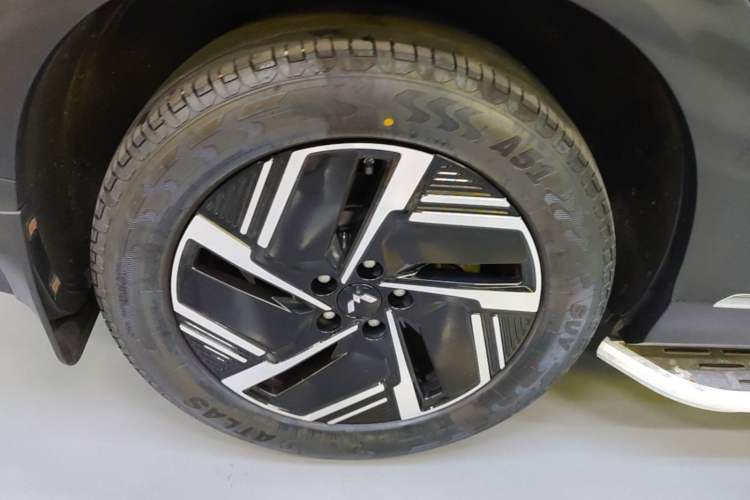 Used Wuling Xingguang S 2024 130 km Flagship Version Right Rear Wheel Hub