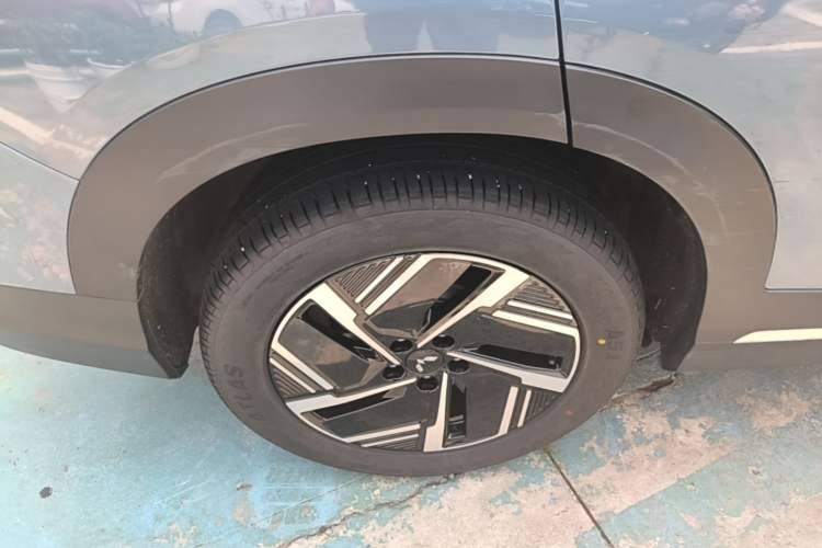 Used Wuling Xingguang S 2024 130 km Flagship Version Right Rear Wheel Hub