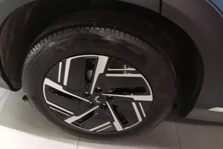 Used Wuling Xingguang S 2024 130 km Flagship Version Right Rear Wheel Hub