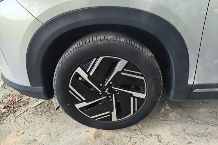 Used Wuling Xingguang S 2024 130 km Flagship Version Left Front Wheel Hub
