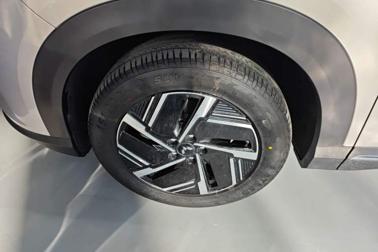 Used Wuling Xingguang S 2024 130 km Flagship Version Left Front Wheel Hub