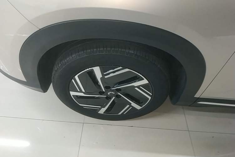 Used Wuling Xingguang S 2024 130 km Flagship Version Left Front Wheel Hub