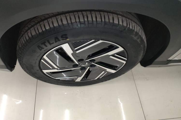 Used Wuling Xingguang S 2024 130 km Flagship Version Left Front Wheel Hub