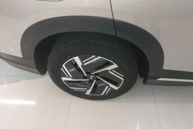 Used Wuling Xingguang S 2024 130 km Flagship Version Right Rear Wheel Hub
