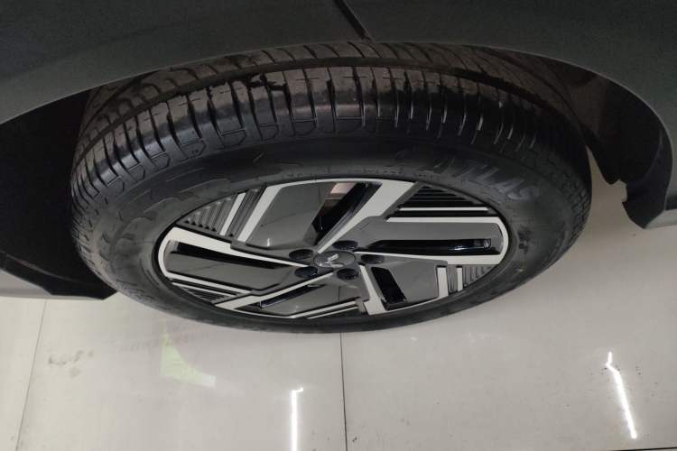 Used Wuling Xingguang S 2024 130 km Flagship Version Right Rear Wheel Hub