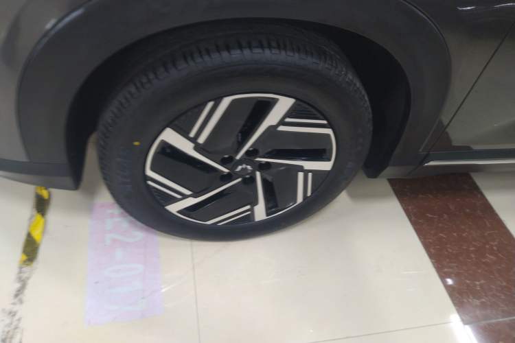 Used Wuling Xingguang S 2024 510 km Flagship Version Left Front Wheel Hub