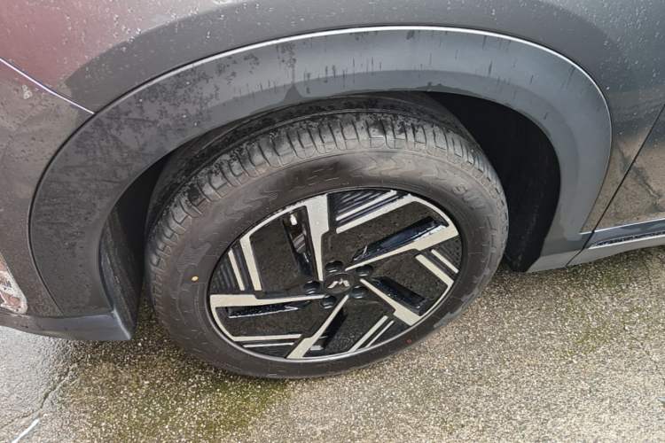 Used Wuling Xingguang S 2024 130 km Flagship Version Left Front Wheel Hub