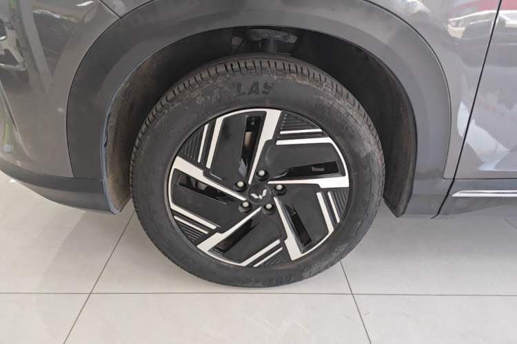 Used Wuling Xingguang S 2024 130 km Flagship Version Left Front Wheel Hub