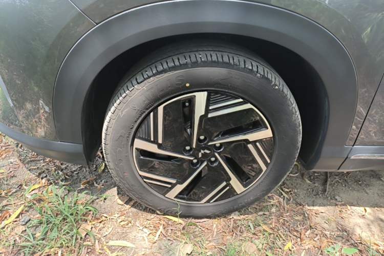Used Wuling Xingguang S 2024 130 km Flagship Version Left Front Wheel Hub
