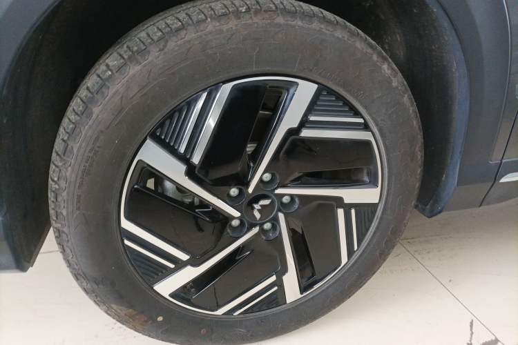 Used Wuling Xingguang S 2024 510 km Flagship Version Left Front Wheel Hub