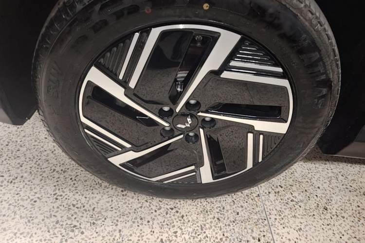 Used Wuling Xingguang S 2024 130 km Flagship Version Left Front Wheel Hub