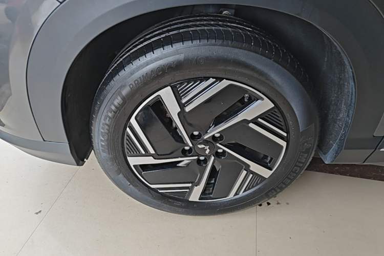 Used Wuling Xingguang S 2024 130 km Flagship Version Left Front Wheel Hub