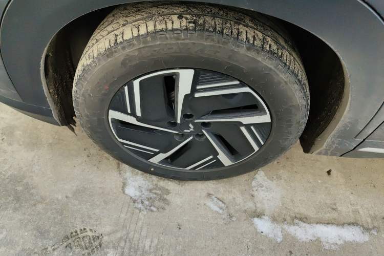 Used Wuling Xingguang S 2024 130 km Flagship Version Left Front Wheel Hub