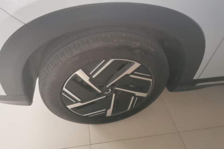 Used Wuling Xingguang S 2024 130km Flagship Version Left Front Wheel Hub
