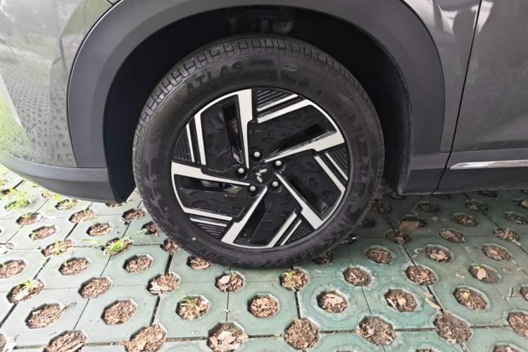 Used Wuling Xingguang S 2024 130 km Flagship Version Left Front Wheel Hub