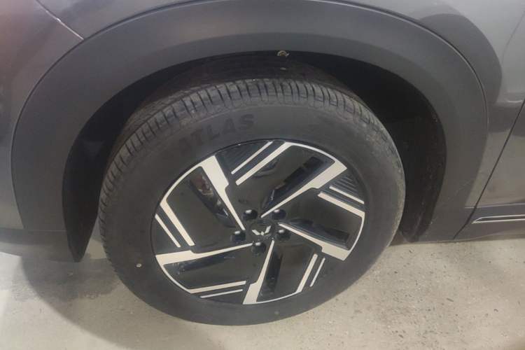 Used Wuling Xingguang S 2024 130 km Flagship Version Left Front Wheel Hub