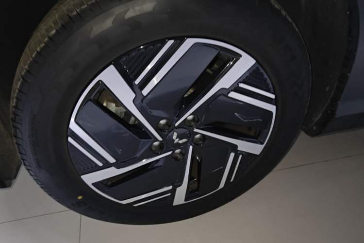 Used Wuling Xingguang S 2024 130 km Flagship Version Left Front Wheel Hub