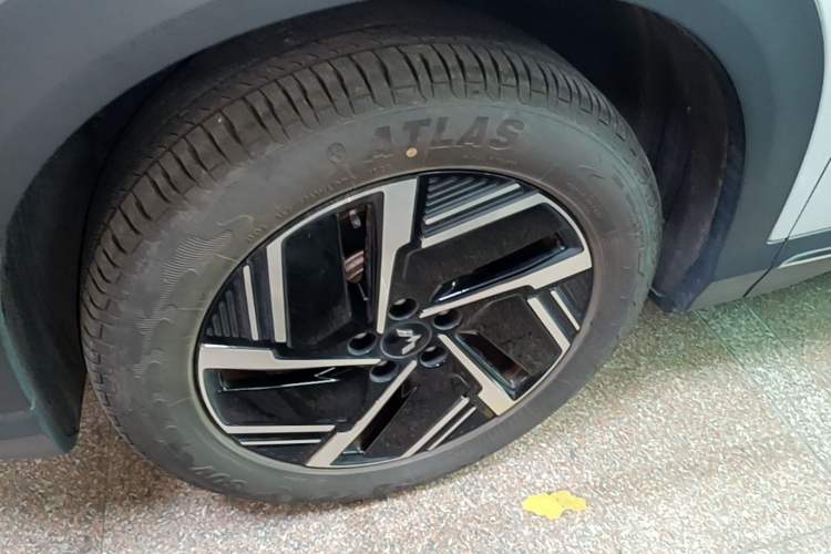 Used Wuling Xingguang S 2024 510km Flagship Edition Left Front Wheel Hub