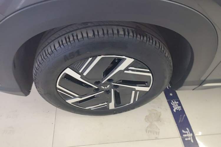 Used Wuling Xingguang S 2024 130 km Flagship Version Left Front Wheel Hub