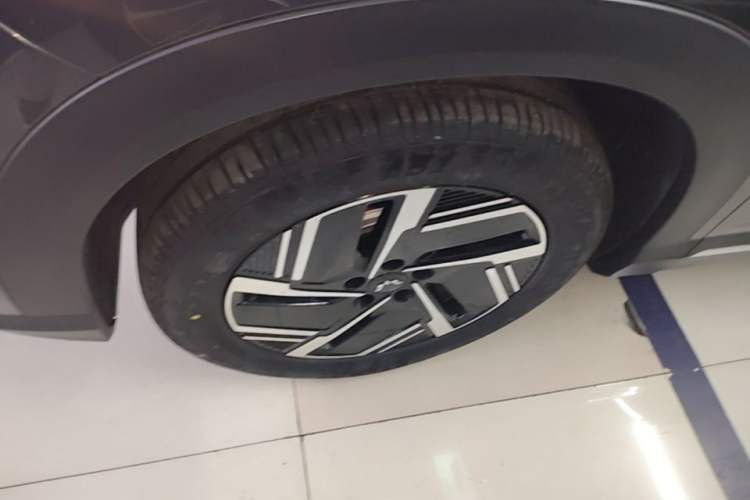 Used Wuling Xingguang S 2024 130km Flagship Version Left Front Wheel Hub