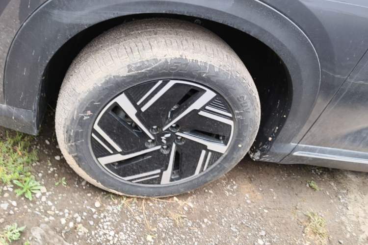 Used Wuling Xingguang S 2024 130 km Flagship Version Left Front Wheel Hub