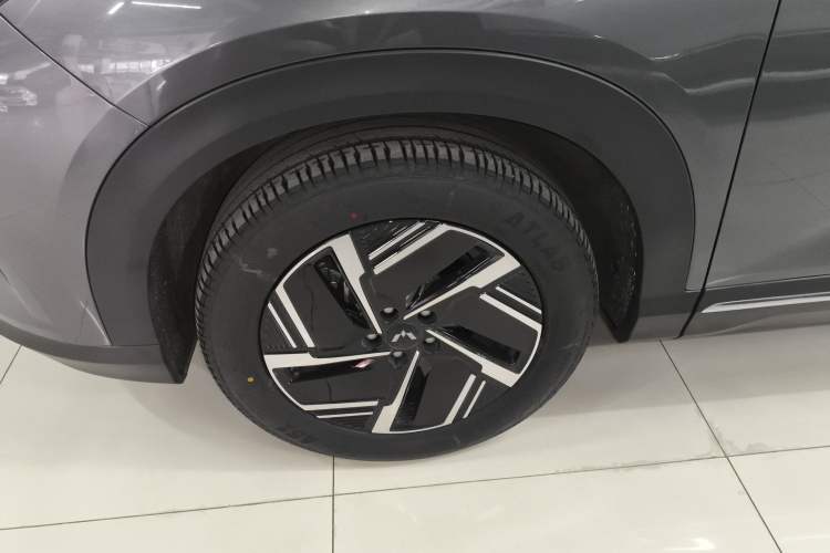 Used Wuling Xingguang S 2024 130 km Flagship Version Left Front Wheel Hub