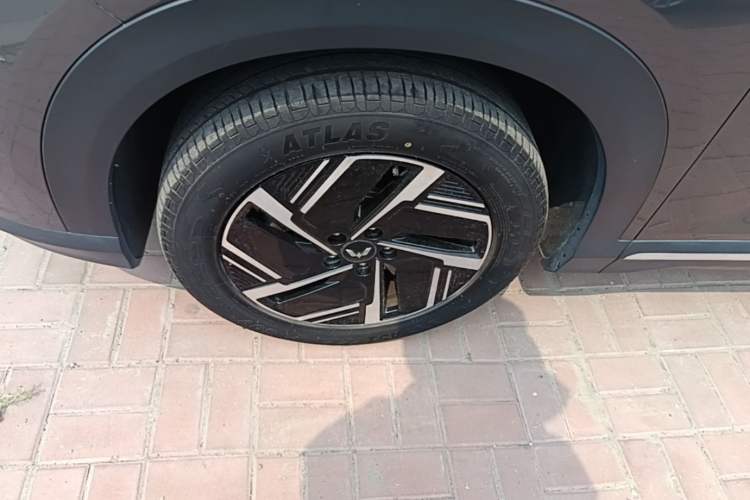 Used Wuling Xingguang S 2024 130 km Flagship Version Left Front Wheel Hub