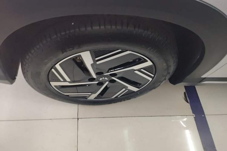 Used Wuling Xingguang S 2024 130 km Flagship Version Left Front Wheel Hub