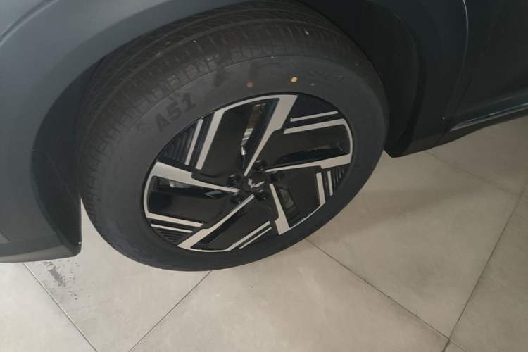 Used Wuling Xingguang S 2024 130 km Flagship Version Left Front Wheel Hub