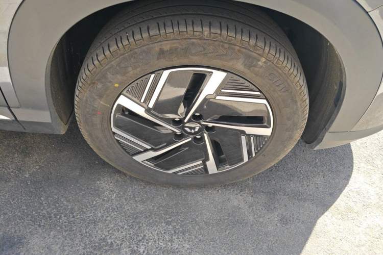 Used Wuling Xingguang S 2024 510km Flagship Edition Right Front Wheel Hub