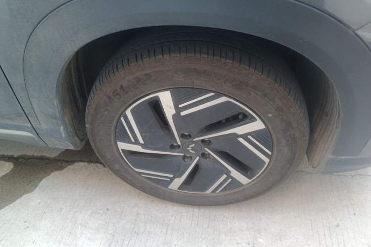 Used Wuling Xingguang S 2024 130 km Flagship Version Right Front Wheel Hub