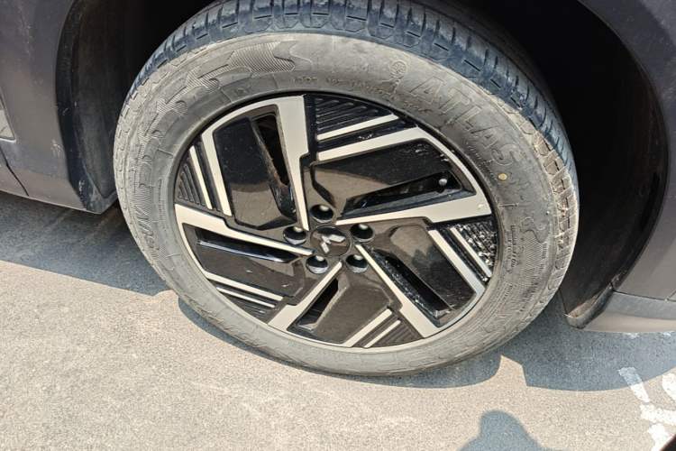 Used Wuling Xingguang S 2024 130 km Flagship Version Right Front Wheel Hub