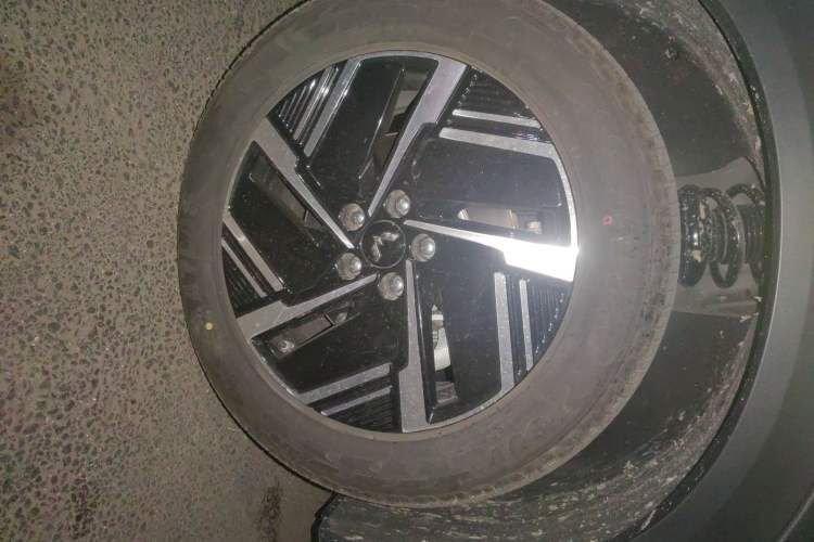 Used Wuling Xingguang S 2024 130km Flagship Version Right Front Wheel Hub