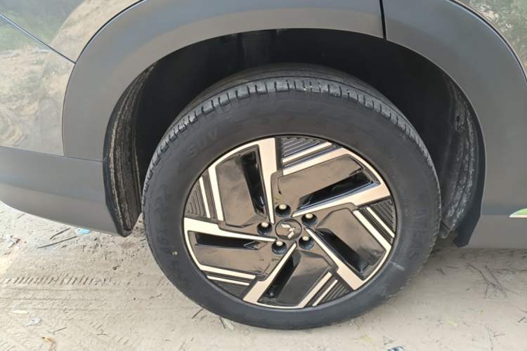 Used Wuling Xingguang S 2024 130 km Flagship Version Right Rear Wheel Hub