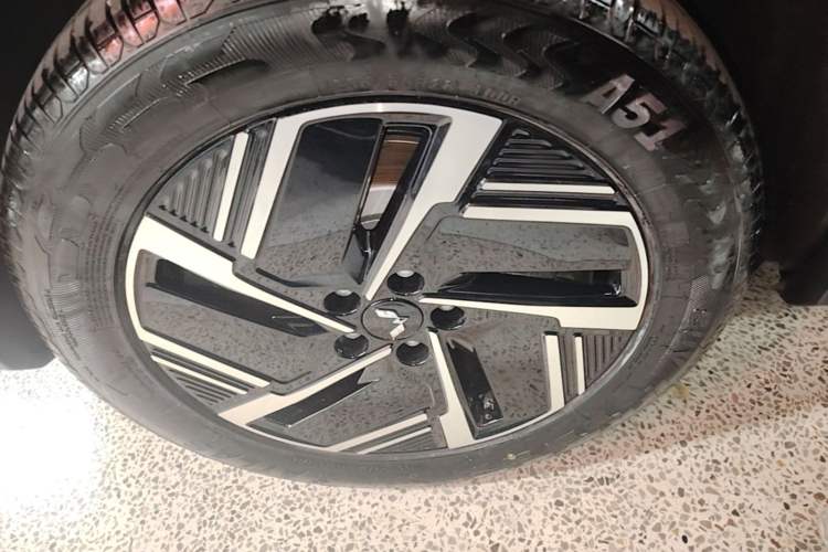 Used Wuling Xingguang S 2024 130 km Flagship Version Right Rear Wheel Hub