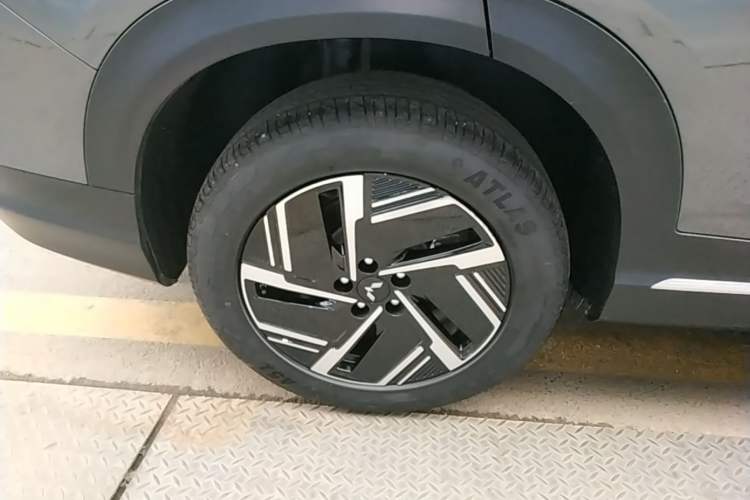 Used Wuling Xingguang S 2024 130km Flagship Version Right Rear Wheel Hub