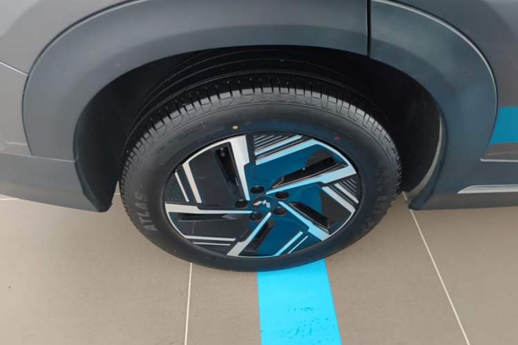Used Wuling Xingguang S 2024 130 km Flagship Version Right Rear Wheel Hub