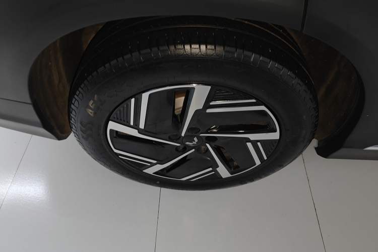 Used Wuling Xingguang S 2024 510km Flagship Edition Right Rear Wheel Hub
