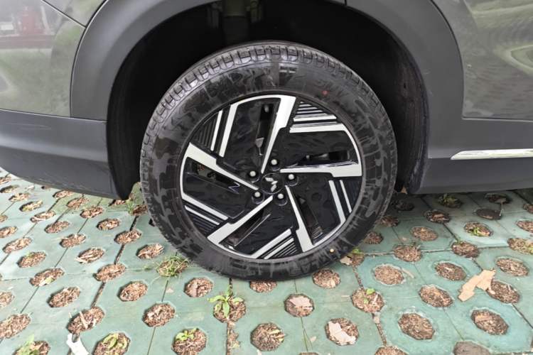 Used Wuling Xingguang S 2024 130 km Flagship Version Right Rear Wheel Hub