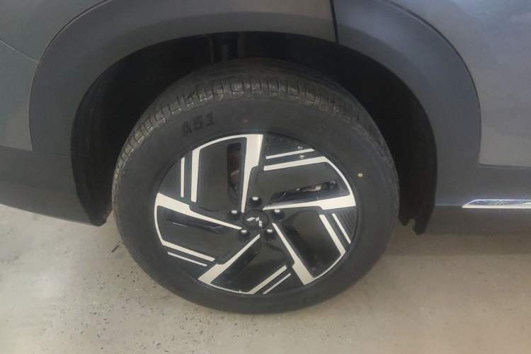Used Wuling Xingguang S 2024 130 km Flagship Version Right Rear Wheel Hub
