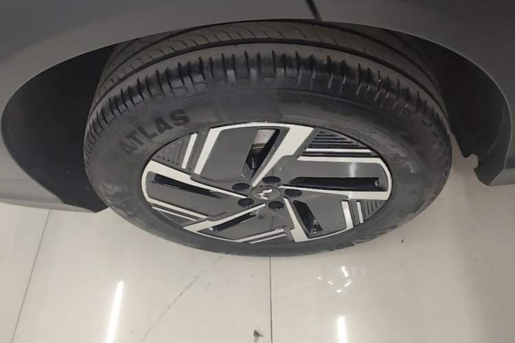 Used Wuling Xingguang S 2024 130 km Flagship Version Right Rear Wheel Hub