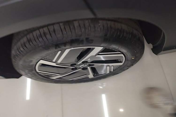Used Wuling Xingguang S 2024 130km Flagship Version Right Rear Wheel Hub